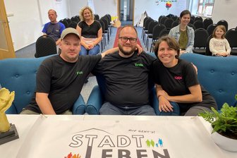 Junge Lengenfelder 35 Jahre danach: „Ich hatte eine Pionierstunde, dann gab‘s die DDR nicht mehr“ - Viel Platz für viele Ideen. Vereinschef Torsten Reichel, flankiert von seiner Stellvertreterin Katja Körner und Vereinshandwerker Enrico Körner im großen Saal des Vereinshauses Stadtleben Lengenfeld. Dort soll es im Herbst ein lebendiges Erinnern an die Wendeereignisse mit Bezügen ins Heute geben.