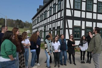 Junge Leute aus aller Welt entdecken Montanregion - Junge Leute aus aller Welt sind in der hiesigen Region zu Gast. Sie wohnen auf der Fundgrube Gesellschaft in Schneeberg. Juan Carlos Barrientos (rechts), der Deutsch spricht, fungiert als Übersetzer ins Englische. 