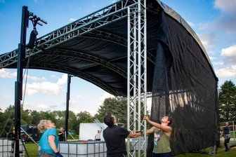 Junge Leute brennen für satte Beats und gründen Verein - Mitglieder des neuen Oederaner Vereins Dezi-Beat halfen beim Aufbau der Bühne im Erlebnisbad. Auf dieser gibt es am heutigen Samstag Trance und Techno.