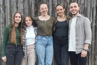 Junge Leute bringen „Adonia“-Musical im Erzgebirge auf die Bühne - Einige Jugendliche aus der Gemeinde Sehmatal werden beim Adonia-Musical mit auf der Bühne stehen. Im Bild: Jemima und Jael Rosenthal, Naemi-Joy Mann, Laila Drummer und Immanuel-Niklas Mann.