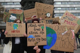 Junge Leute demonstrieren in Chemnitz für mehr Klimaschutz - 