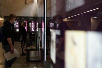 Junge Leute informieren sich über Schrecken des einstigen KZ Flossenbürg -