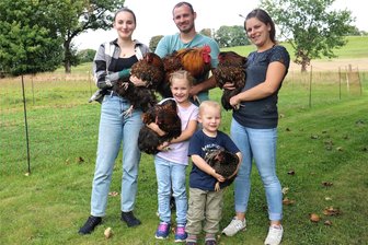 Junge Leute machen sich für Geflügelzucht-Traditionsverein stark - Sarah, Karsten und Anna Schaufuß (Foto hinten von links) sowie die Kinder Johanna und Moritz (vorn von links) aus Kleinhartmannsdorf beschäftigen sich mit der Zucht von Rassegeflügel.