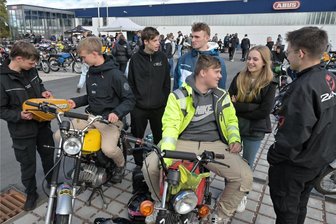 Junge Leute organisieren Simson-Treffen im Erzgebirge: 500 Teilnehmer in Pfaffenhain - Beim Treffen gab es viel Raum für Benzingespräche. Vorn auf den Mopeds Rafael Weichold aus Stollberg (li.) und Finlay Dohl aus Steudten bei Rochlitz (re.).