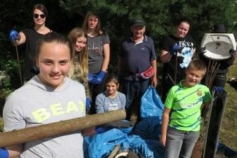 Junge Leute sind sprachlos über so viel Müll im Wald - Team Klaus hat unfassbar viel Müll aus dem Waldstück rund um die Waldbühne herausgeholt. Sogar ein Waschbecken.