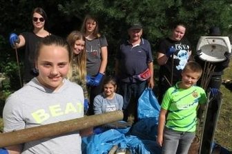 Junge Leute sind sprachlos über so viel Müll im Wald - Team Klaus hat unfassbar viel Müll aus dem Waldstück rund um die Waldbühne herausgeholt. Sogar ein Waschbecken.