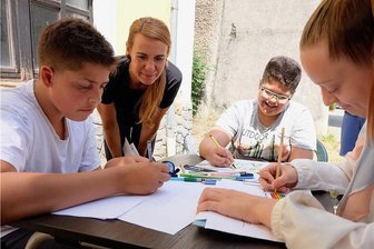 Junge Leute wollen in Oelsnitz Abriss-Haus mit Graffiti verzieren - Zunächst wurden die Motive zu Papier gebracht. Katja Mehlhorn (2. von links) vom Kreisjugendring schaut hier Solmann, Amir und Vivien (von links) über die Schulter.