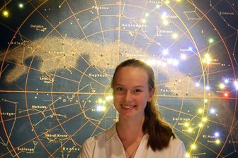 Junge Lichtensteinerin zeigt Besuchern unendliche Weiten - Mit dem ganzen Kosmos auf Du und Du: Mareike Belger hat für das Planetarium bei der Miniwelt ein 30-minütiges Programm erstellt. Damit überzeugte sie nicht nur das Team des Planetariums und ihren Lehrer. Die 18-Jährige erhielt außerdem einen Preis des Physikalischen Vereins.