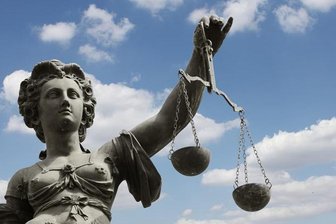 Junge Männer wegen Angriffs auf Polizisten verurteilt -