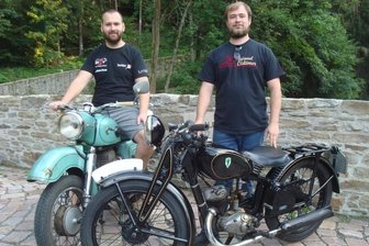 Junge Männer freuen sich auf Oldtimertreffen - Benjamin Seidel mit seiner MZ ES 250 (l.) und Willy Ludwig mit seiner DKW KM 200. 
