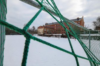Junge Meeraner wegen Nazi-Gegröle vor Gericht: Rief da jemand „geil“ statt „Heil“? - Das Amtsgericht in Hohenstein-Ernstthal hat sich mit den Nazi-Parolen auf dem Bolzplatz an der Tännichtschule in Meerane beschäftigt.