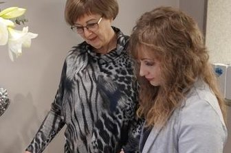Junge Meisterin baut auf treue Kunden - Birgit Nawrath geht mit Franziska Best die Termine durch.