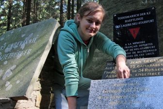 Junge Menschen zupfen Unkraut für den Frieden - Für die 22-jährige Melania Kujawa aus Polen ist es inzwischen die vierte Jugendbegegnung des Volksbundes, an der sie teilnimmt.