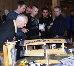 Junge Mitglieder machen Fliegerei zum Beruf - 
              <p class="artikelinhalt">Tobias Schubert (Bildmitte) zeigt anderen Mitgliedern des Flugsportvereins sein Flugmodell.</p>
            