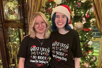 Junge Mittweidaer Sportlerin genießt die Weihnachtszeit im fernen Texas - Schon beste Freundinnen: Mila Müller (l.) und ihre Gastschwester Ellie freuen sich auf das Weihnachtsfest in Texas. Das Haus ist innen und außen schon festlich geschmückt.