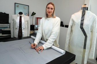 Junge Mode-Studentin gewinnt Preis für Nachwuchsdesigner - Jungdesignerin Sophie Schramek bei der Arbeit an ihrer Kollektion aus Alpakawolle.