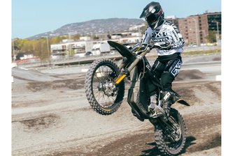 Junge Motorsportlerin tanzt auf drei Hochzeiten - Neuland hat Geländefahrerin Tanja Schlosser in diesem Jahr mit dem E-Xplorer-World-Cup betreten. In Oslo (Foto) war sie mit dem Briten Dylan Woodcock sogar auf Platz 1 der Tageswertung gefahren.