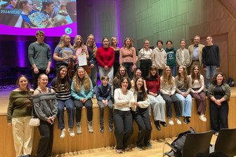 Junge Musiker des Vogtlandkonservatoriums in Plauen räumen Deutschen Jugendorchesterpreis ab - Das Jugendorchester des Vogtlandkonservatoriums mit Musikschulleiter Jörg Leitz (hinten, Zweiter von rechts).