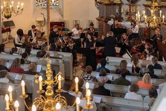 Junge Musiker spielen in Rothenkirchener Kirche für Ukrainer - Etwa 200 Besucher hörten und schauten sich am Sonntag das Musikschulkonzert im Steinberg-Ortsteil Rothenkirchen an. 