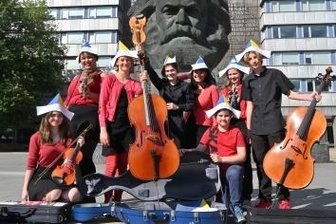 Junge Musiker vor großer Aufführung - Die Mozartkinder wollen schon mal Lust aufs Konzert am Montagmachen. 