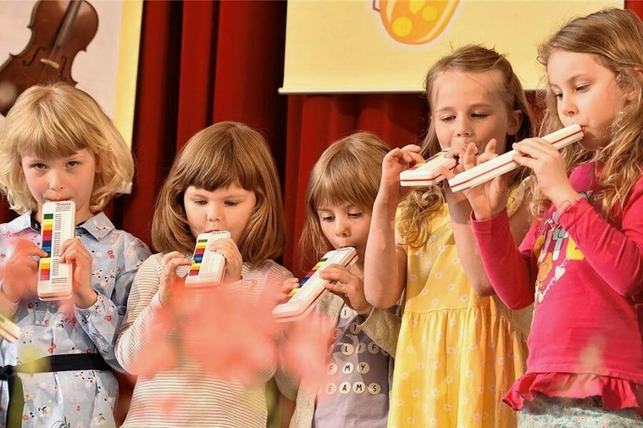 Junge Musikschüler stehen in Klingenthal auf der Bühne - Kinder der Musikalischen Früherziehung.