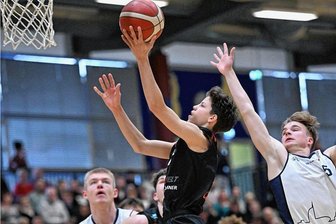 Junge Niners sichern sich Aufstieg vor Rekordkulisse - Malte Silbermann ist zweitjüngster Spieler in der U 19 der Niners Chemnitz. Am Sonntag machte er vor der Rekordkulisse von knapp 1000 Fans in der Hartmannhalle sieben Punkte gegen Bremerhaven. Die junge Chemnitzer Mannschaft machte damit den Aufstieg in die höchste Nachwuchsbundesliga klar.