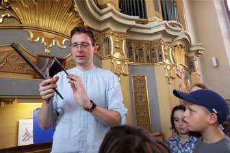 Junge Ohren hören Orgel-Musik: Festival in Freiberg für die Organisten von morgen - Beim „Junge-Ohren-Orgelfest“ in Freiberg erklärte Organist Clemens Lucke in der Petrikirche Kindern die Funktionsweise der Orgel.