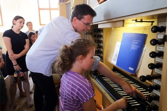 Junge-Ohren-Orgelfest in Freiberg und Altenburg: Kinder und Jugendliche begeistern sich für königliches Instrument - Als erste wagte sich die achtjährige Amelie an die Orgel in der Petrikirche Freiberg. Clemens Lucke gab Tipps.