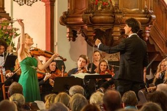 Junge Philharmonie Augustusburg begeistert mit "Cantus Arcticus" - Bei Peter Tschaikowskys Violinenkonzert D-Dur begeisterte Charlotte Thiele als Solistin der Jungen Philharmonie Augustusburg. Sie brachte mit ihrer Spielfähigkeit das Instrument bis an seine Grenzen. Die Leitung für beide Konzerte lag bei Kirchenmusiker Pascal Kaufmann.