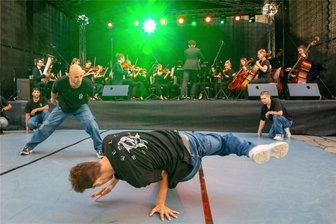 Junge Philharmonie Augustusburg und ihre Hommage an die heimliche Hymne Sachsens - Klassik trifft Breake-Dance: Zum Concerto grosso „Palladio“, interpretiert von der Jungen Philharmonie, tanzte die Dresdner Formation „The Saxonz“.