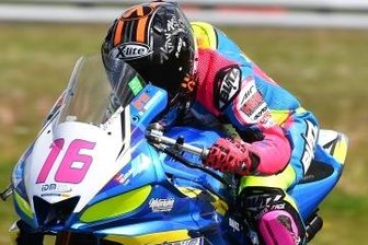 Junge Piloten ziehen sich achtbar aus der Affäre - Lucy Michel auf ihrer schnellen Maschine, der YZF-3R. 