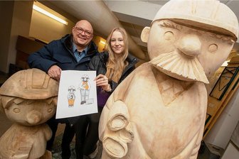 Junge Praktikantin entwirft neue Vater-und-Sohn-Figuren für Plauen mit - Bauplanungschef Karsten Kroll und Praktikantin Lea Weinberg freuen sich über das neue Vater-und-Sohn-Duo, dessen Datails von der Schülerin entworfen wurden. Nun muss es noch bemalt werden. 