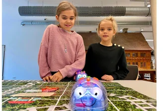 Junge Programmierer schicken Roboterkäfer in Schwarzenberg ins Rennen - Alissa (8/l.) und Luzia (7) Hartmann beim Programmieren mit der Pfeiltastatur ihrer leuchtenden Roboterkäfer für das Rennen am Schluss. Ziel war es, dass die Käfer dem Schienenverlauf auf der Vorlage exakt folgten.