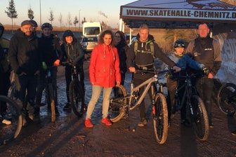 Junge Radsportler sollen an neuem Parcours mitarbeiten - Jugendliche um Philipp Büttner (fünfter von rechts) und Lehrerin Katrin Seidel (in der Mitte mit roter Jacke) haben sich am Montag mit Vertretern der Stadt am neuen Areal für eine Dirtbike-Strecke an der Kalkstraße getroffen.