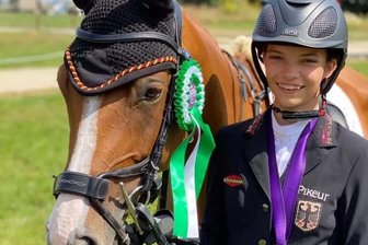 Junge Reiterin mit Silber dekoriert - Pita Schmid vom Langenstriegiser SV gewann am Wochenende Mannschaftssilber bei der Jugend-Europameisterschaft mit dem Pony im Geländeritt. Im Einzel wurde die Vogtländerin Achte. 
