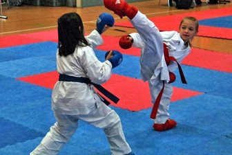 Junge Rochlitzer bringen sich in Form - Gut gekämpft: Die Rochlitzer Karate-Sportlerin Stella Rohland (r.) kehrte mit einer Silbermedaille aus Waltershausen zurück. 