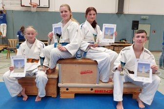 Junge Rodewischer Judokämpfer füllen die Pokal-Vitrine vor den Ferien noch einmal auf - Vier Rodewischer, vier Pokale! Die Reise zum Judo-Turnier nach Münchberg hat sich für den JV Ippon gelohnt.
