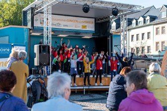 Junge Sänger unterhalten auf Marktplatz - 