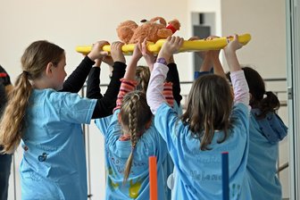 Junge Sanitäter wetteifern erfolgreich zum Leistungsvergleich in Brand-Erbisdorf - Der Teddy muss auf einer Trage durch einen Parcours getragen werden Die Grundschule Haasenweg in Aktion.