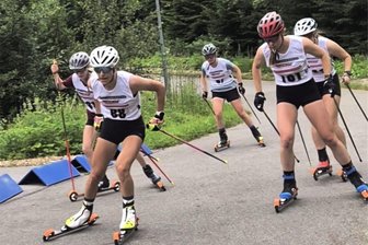 Junge Skilangläuferin aus Großhartmannsdorf überrascht am Großen Arber - Auf Rollski schnell unterwegs: Lilu Förster (v.) kam bei der Leistungskontrolle des DSV über 6,6 km auf Platz 7 in ihrer neuen AK U 18.
