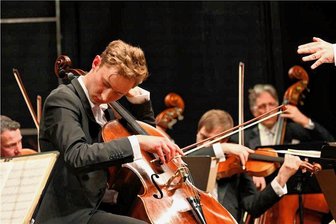 Junge Solisten musizieren in Reichenbach mit Herz und Seele - Sebastian Fritsch (im Bild bei einem früheren Konzert) stand am Mittwoch im Neuberinhaus mit Rosa Neßling als Solist auf der Bühne.