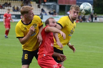 Junge Spieler zeigen ihre Qualitäten: VfB Auerbach holt im ersten Heimspiel drei Punkte - Die Auerbacher Pierre Maurice Scheunert (links) und Tim Birkner (rechts) im Kampf um den Ball mit Nick Sitzenstock von Wernigerode.