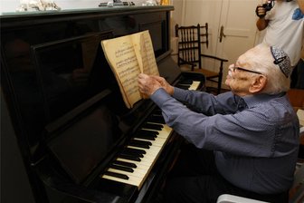 Junge spielte in Chemnitz auf diesem Klavier: Kunstsammlungen zeigen Instrument aus Yad Vashem - Salomo Margulies an seinem Klavier in Israel. Daran spielte er früher in seiner Chemnitzer Wohnung.