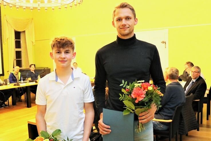 Junge Sportler unter Politikern - Tim Engelmann (l.) und Marvin Schlegel wurden kürzlich bei der Stadtratsitzung in Hainichen für ihre sportlichen Leistungen geehrt. 