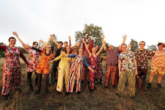 Junge Stimmen, starker Sound in der Freiberger Nikolaikirche: Der Chor Voice Dance lädt am Sonntag zum Konzert - Mitglieder von Voice Dance 2021 bei der Aufführung von Shakespeares „Sommernachtstraum“ in Freiberg.