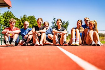 Junge Talente auf großer Bühne: Frankenberger Leichtathleten feiern DM-Premiere - Die Turbine-Talente und ihre Übungsleiter: Darian Knorreck, Manuel Schulze, Emmy Ebert, Marita Heckendorf, Belana Kuntze, Polly Döhler, Karsten Rossberg und Adrienne Kunze (v. l.).