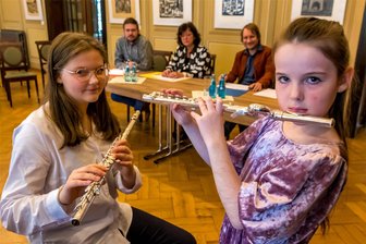 Junge Talente haben sich getraut - Miroslava Kozlova und Christina Klemm (vorn v. r.) spielten der Jury in der Kategorie Querflöte vor.