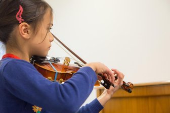 Junge Talente im Rampenlicht: Kinderkonzert in der Musikschule Freiberg - Eine Schülerin spielt die Geige.