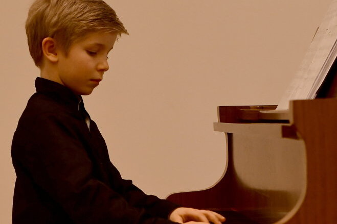 Junge Talente meistern anspruchsvolles Repertoire - Musikschüler Richard Schaller. Der Achtjährige holte im Regionalwettbewerb in der Kategorie Klavier-Solo einen Ersten Preis. 
