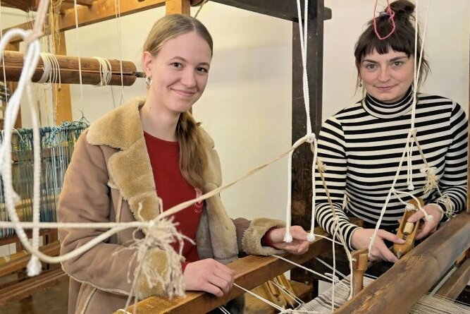 Junge Thüringerin nimmt Schneeberger Fakultät unter die Lupe - Kim Fuller (links) ist mit Franziska Heinze, Mitarbeiterin im Bereich Textilkunst/Textildesign, bei ihrem Besuch in Schneeberg ins Gespräch gekommen. 